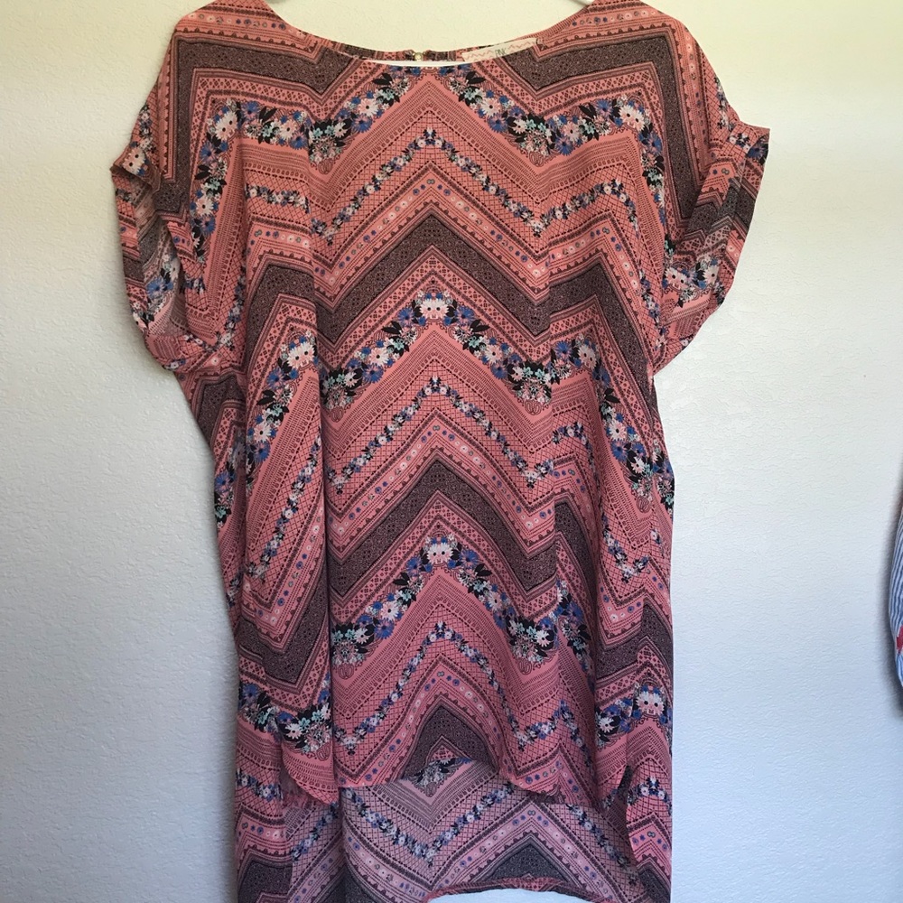 Short sleeve flower and chevron High Low Blouse